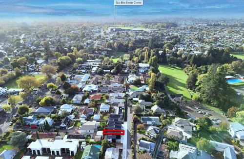 Hamilton East Villa | Brand New, King-Bed, Central City -By KOSH