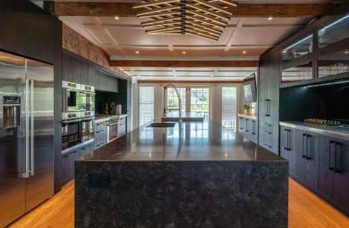 Surfdale Apartment | Lannan Beach House - Waterfront & Spa