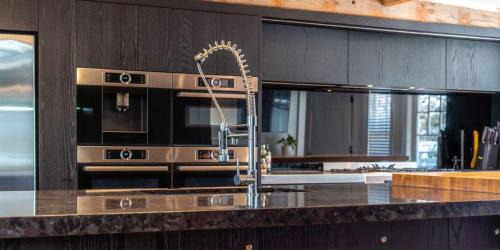 Surfdale Apartment | Lannan Beach House - Waterfront & Spa