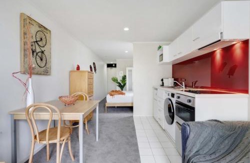 Auckland Central Business District Apartment | Super Central Studio - Aircon Balcony Kitchenette All you Need