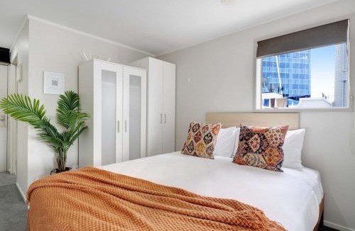 Auckland Central Business District Apartment | Super Central Studio - Aircon Balcony Kitchenette All you Need