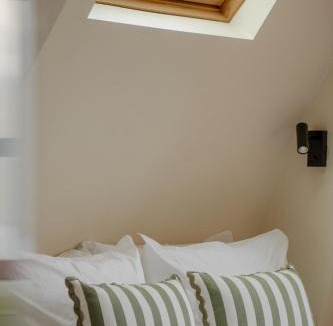 Sunshine Bay House | Arc House - 5 min to Town - Hot Tub - Loft