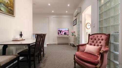 St. Heliers Apartment | 2-bedroom apartment in St Heliers with backyard