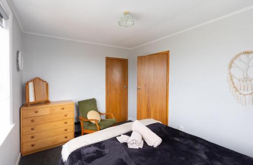 Foxton Beach House | Foxton Beach Bach 5 Star Location 2 Min Walk To Beach New Furnishings BBQ