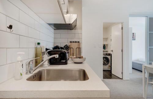 Grafton Apartment | Cityscape Abode near Hospital and Queen St