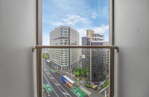 Grafton Apartment | Cityscape Abode near Hospital and Queen St