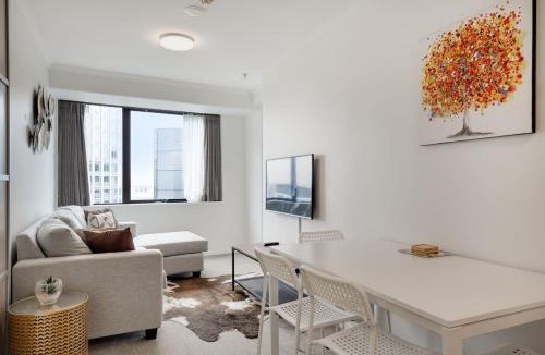 Grafton Apartment | Cityscape Abode near Hospital and Queen St