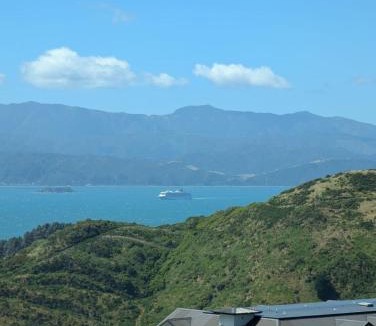 Johnsonville House | Brand New 3-Bedroom, 2-Bathroom Free Private Parking Wellington Bay Views