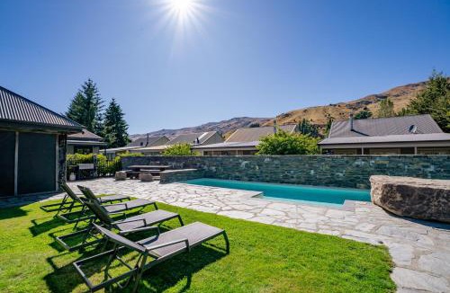 Cardrona Apartment | Cardrona Villa with Pool and Jacuzzi
