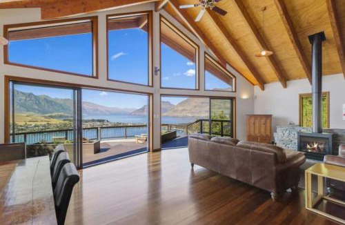 Queenstown House | Hensman Heights- family home with outdoor spa pool