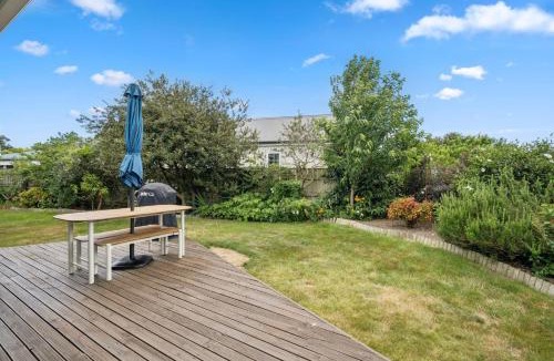 Martinborough House | Sackville Sunshine - Martinborough Holiday Home