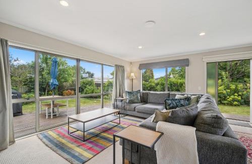 Martinborough House | Sackville Sunshine - Martinborough Holiday Home