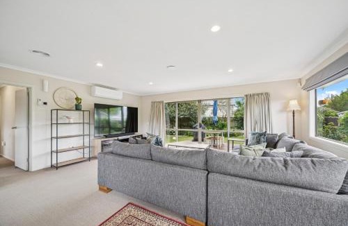 Martinborough House | Sackville Sunshine - Martinborough Holiday Home