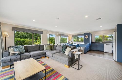 Martinborough House | Sackville Sunshine - Martinborough Holiday Home