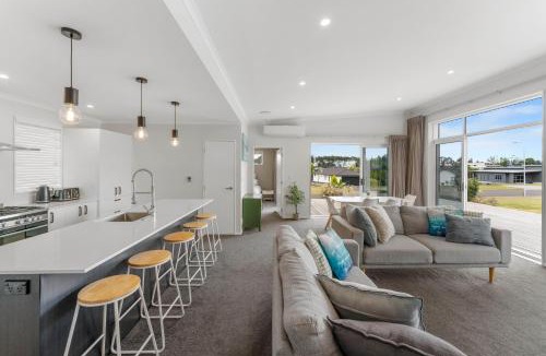 Motuoapa House | Parekaawa Playhouse - Motuoapa Holiday Home