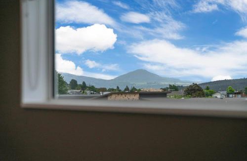 Motuoapa House | Parekaawa Playhouse - Motuoapa Holiday Home