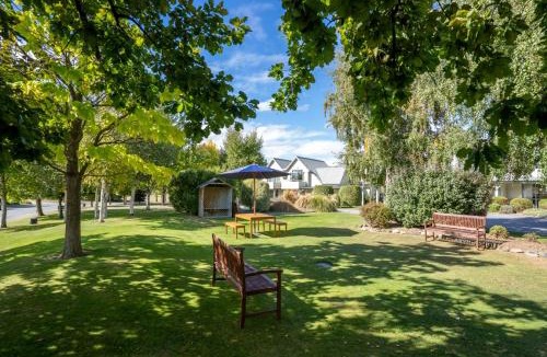 Lowburn Hotel | Colonial Manor Motel