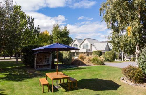 Lowburn Hotel | Colonial Manor Motel