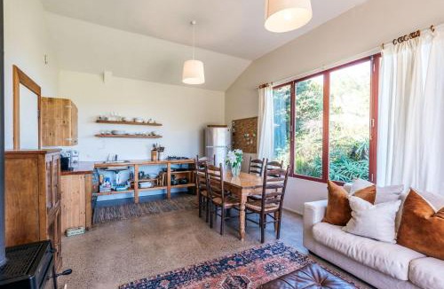 Onetangi House | The Vineyard Cottage at Cypress Ridge