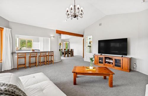 Whangarei House | Stylish Group Getaway with views! Hot tub, Games Room