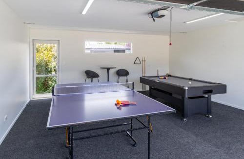 Saint Albans Apartment | Games Room Escape, Pool Table, Ping Pong & Air Con