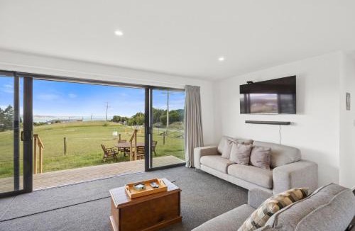 Moeraki House | Seabreeze Lookout - Moeraki Holiday Home