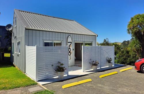 Hahei Ski Chalet | Cathedral Cove Cottage