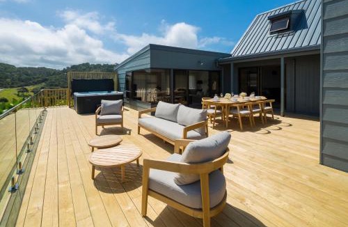 Tutukaka House | Seaviews and a stroll to Whanagaumu bay