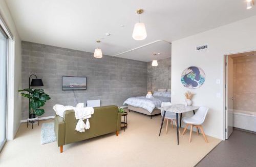 Petone Apartment | Petone City Studio with Balcony Sleeps 2