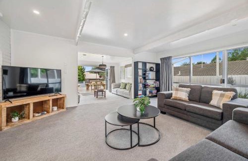 Springfield House | Tihi Time - Great Deck Spa Pool & Games Room