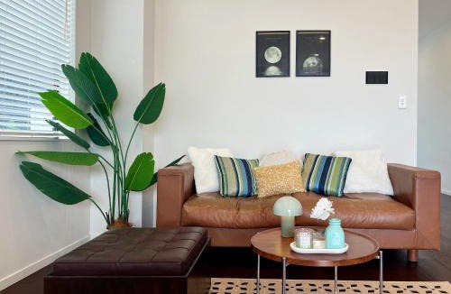 Flat Bush House | Spacious 370sqm New Home, Longhorn Dr Retreat