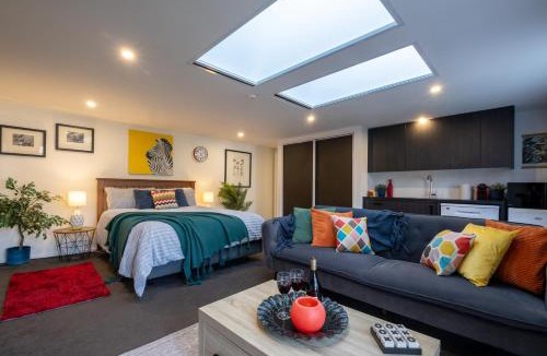 Christchurch House | Bright & Stylish Retreat Close to CBD and Free Parking