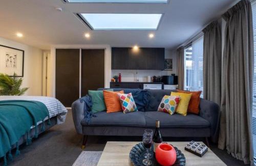 Christchurch House | Bright & Stylish Retreat Close to CBD and Free Parking