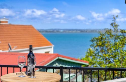 Point Chevalier Apartment | Elegant Coastal Studio, Beach Access & Ocean Views