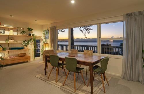 Atawhai House | Bangalow Bach - Views, Hot Tub, Sauna & Cold Plunge
