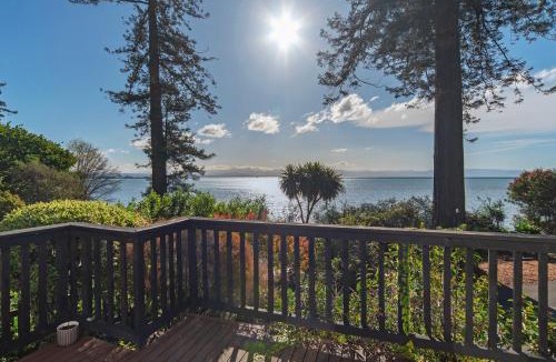 Atawhai House | Bangalow Bach - Views, Hot Tub, Sauna & Cold Plunge