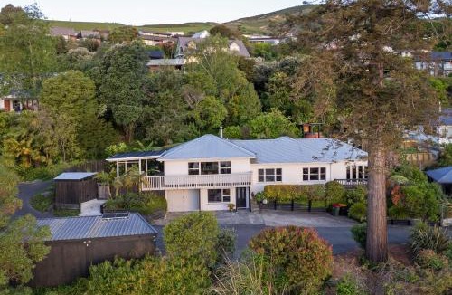 Atawhai House | Bangalow Bach - Views, Hot Tub, Sauna & Cold Plunge