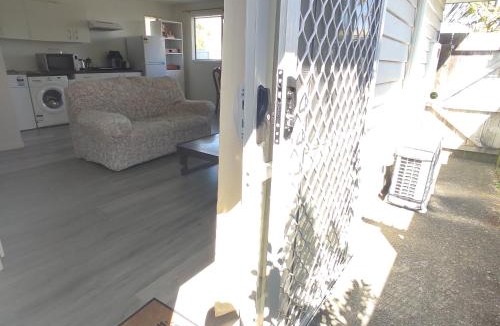 The Gardens Apartment | Quiet 40m Studio - Kitchen, Washer, AC, Work Desk