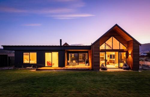 Wanaka House | Four-Bedroom Alpine Retreat with Two Living Areas