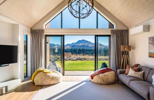 Wanaka House | Four-Bedroom Alpine Retreat with Two Living Areas