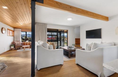 Wanaka House | 4BR Wanaka Home - Walk to That Wanaka Tree & Lake