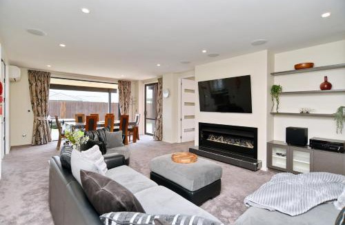 Wigram House | Spacious Family & Group Retreat - Wigram Residence