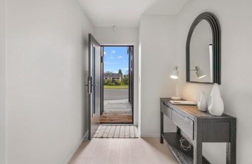 Rainbow Point House | Location on Point - Taupo