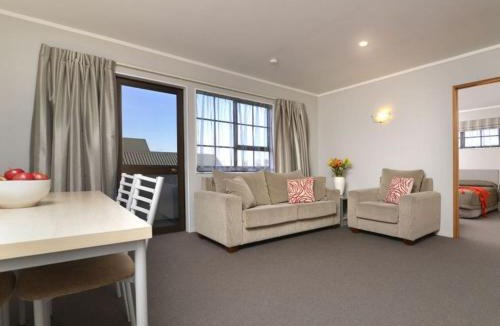 Springlands Hotel | Knightsbridge Court Motor Lodge