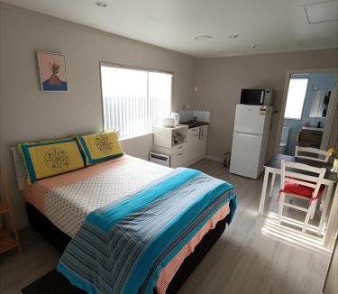 Auckland House | Private Studio with self check-in, Ensuite, WIFI & Kitchenette