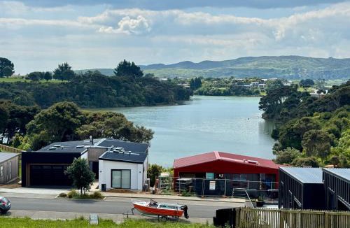 Raglan House | Sunset Stay - Raglan Holiday Home