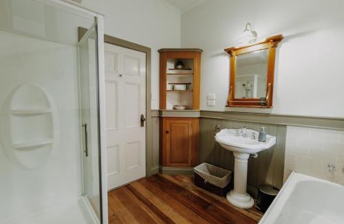 Kaikoura House | Beachfront Villa, Spacious, Mountain Outlook - KK87184