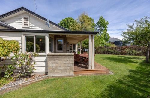 Wanaka Villa | Meadowstone Villa | Cosy with Gas Fireplace & BBQ