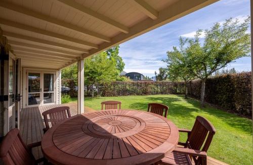 Wanaka Villa | Meadowstone Villa | Cosy with Gas Fireplace & BBQ