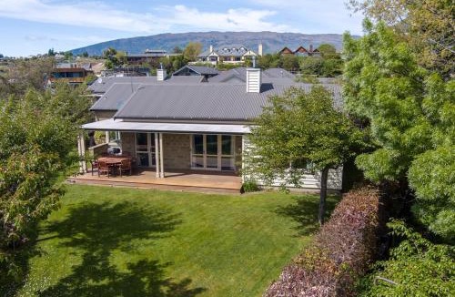 Wanaka Villa | Meadowstone Villa | Cosy with Gas Fireplace & BBQ